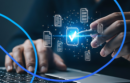 Hombre operando un sistema digital con checks